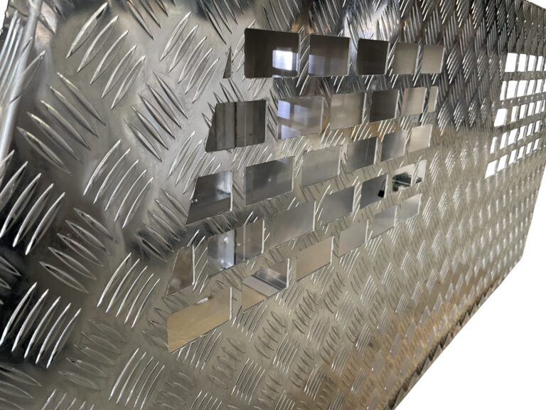 checker plate full dog box 03